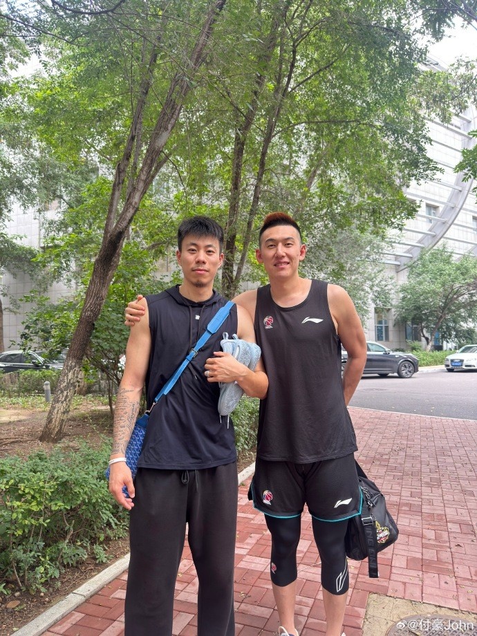 华体会官网-付豪晒与张镇麟&amp;刘雁宇等合照：人生总有很多分岔路口 祝开心顺利