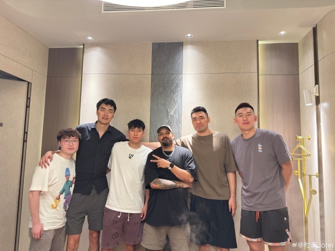 华体会官网-付豪晒与张镇麟&amp;刘雁宇等合照：人生总有很多分岔路口 祝开心顺利