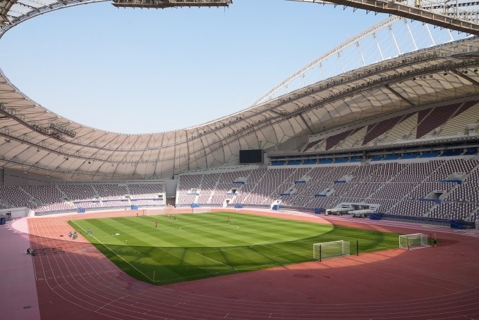 篮球直播-海港全队于今天上午出现在哈利法国际体育场，开启冬训首堂训练课