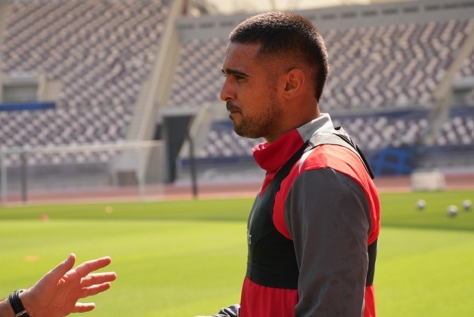 篮球直播-海港全队于今天上午出现在哈利法国际体育场，开启冬训首堂训练课