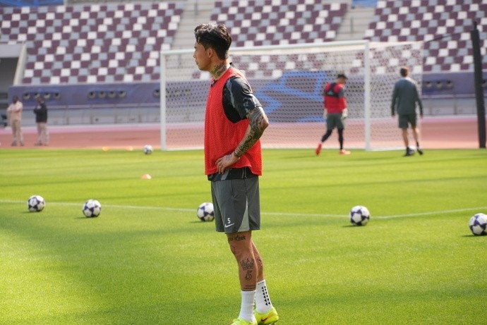 篮球直播-海港全队于今天上午出现在哈利法国际体育场，开启冬训首堂训练课